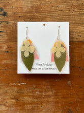 Load image into Gallery viewer, Laminated Pressed Flowers